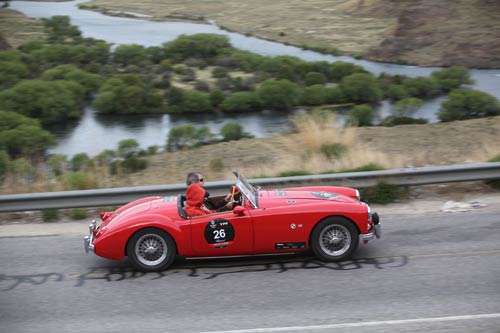 Autos de colección compitiendo en la Patagonia Argentina